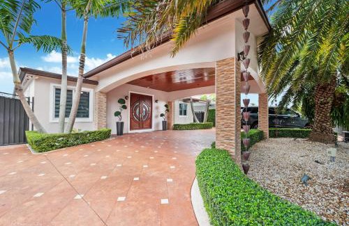 Hialeah Casa | Peaceful Rental Retreat in Miami Jacuzzi, BBQ L25