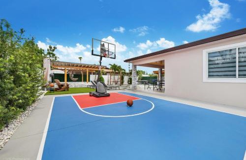 Hialeah Casa | Peaceful Rental Retreat in Miami Jacuzzi, BBQ L25