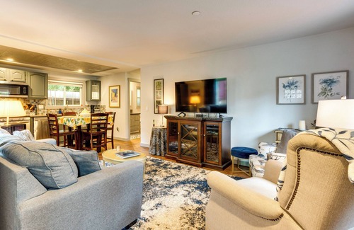 Maple Heights-Lake Desire Cabaña | Peaceful Renton Retreat w/ Hot Tub Access!