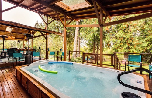 Maple Heights-Lake Desire Cabaña | Peaceful Renton Retreat w/ Hot Tub Access!