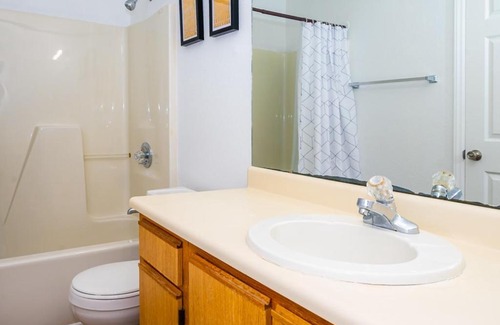 Durham Apartamento | Viagem Bright and Green 1BR with Parking