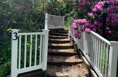 Cape Neddick Casa | Peaceful retreat among the trees only a five minute walk to Perkins Cove
