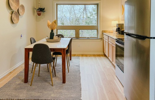 Carver Casa | Peaceful retreat backed up to Oxbow Park