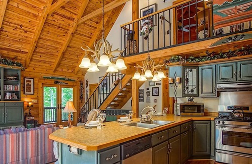 Mingo Casa | Peaceful Retreat Luxury 3 Br Home in the woods