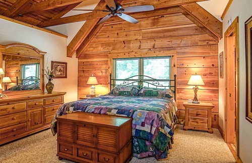 Mingo Casa | Peaceful Retreat Luxury 3 Br Home in the woods