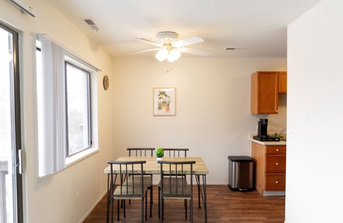 Ann Arbor Apartamento | Peaceful retreat minutes away from U of M. Newly furnished!