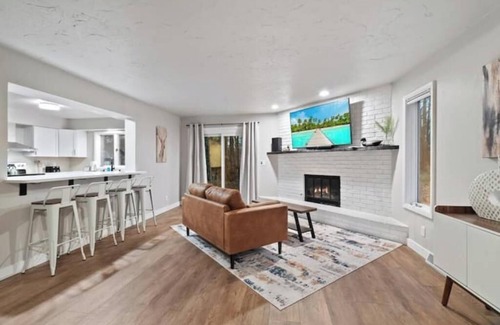 Hobart Casa | Peaceful Retreat - Wooded Lot - Spacious and Comfy