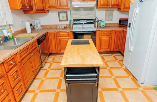 Shoreline Park Casa | PEACEFUL RIVERFRONT COTTAGE / SLEEPS 7 W/W+D