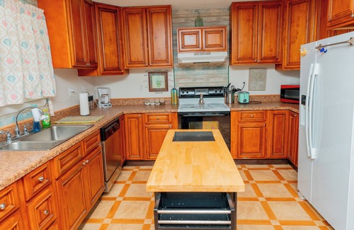 Shoreline Park Casa | PEACEFUL RIVERFRONT COTTAGE / SLEEPS 7 W/W+D