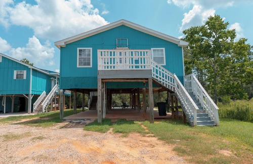 Shoreline Park Casa | PEACEFUL RIVERFRONT COTTAGE / SLEEPS 7 W/W+D