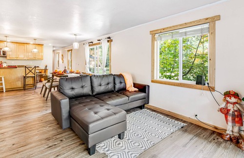 Easton Cabina | Peaceful, Riverfront, Dog-friendly Home w/ Covered Deck & Outdoor Fire Place!