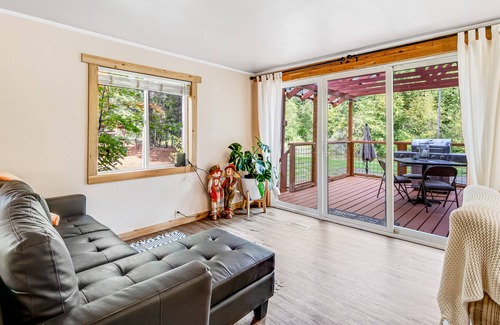 Easton Cabina | Peaceful, Riverfront, Dog-friendly Home w/ Covered Deck & Outdoor Fire Place!