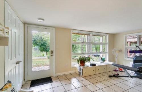 Berryville Apartamento | Peaceful Riverfront Retreat with Yoga and Art Studio!