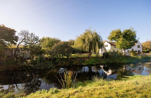 Langport Casa | Peaceful Riverside Five Bed Cottage in Somerset