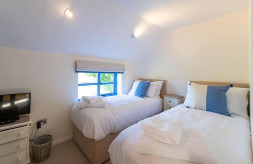 Langport Casa | Peaceful Riverside Five Bed Cottage in Somerset
