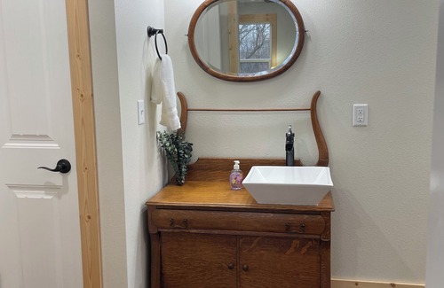 Boone County Otro | Peaceful rural hideout 25 min south of Branson in NW AR w/ large covered porch