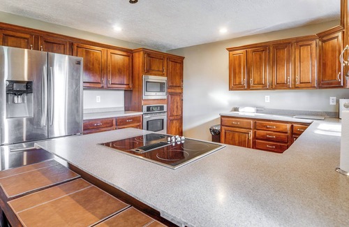Russell Springs Cabaña | Peaceful Russell Springs Home w/ Fire Pit & Pond!