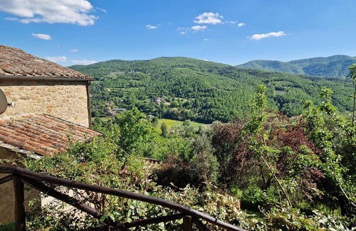 San Leo Bastia Casa | Pacífica casa rústica con impresionantes vistas, piscina privada, jardín y pérgola.