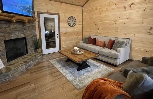 Copperhill Cabina | Peaceful, rustic, luxurious, with mountain views and hot tub!