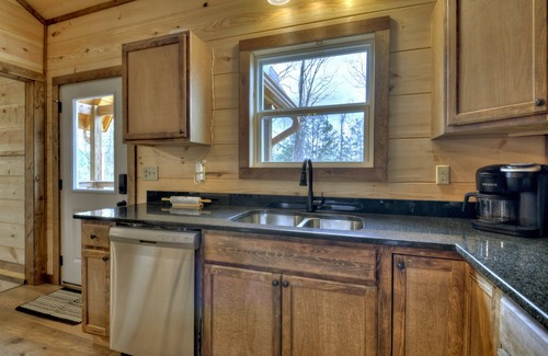 Copperhill Cabina | Peaceful, rustic, luxurious, with mountain views and hot tub!