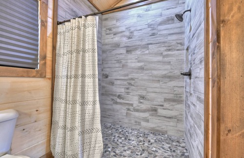 Copperhill Cabina | Peaceful, rustic, luxurious, with mountain views and hot tub!