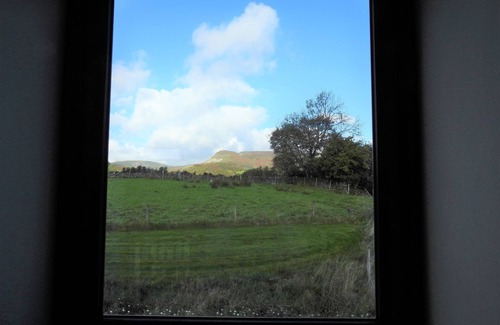 Fivemilebourne Casa | Peaceful, Scenic Family Home