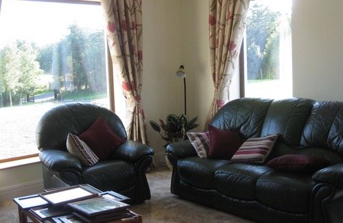 Fivemilebourne Casa | Peaceful, Scenic Family Home