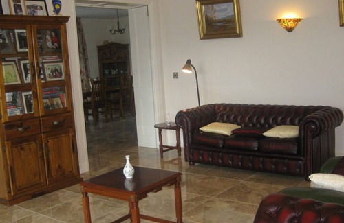 Fivemilebourne Casa | Peaceful, Scenic Family Home