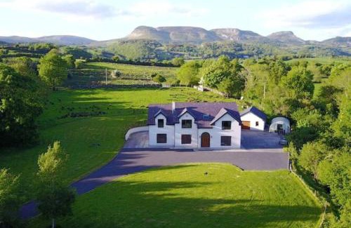 Fivemilebourne Casa | Peaceful, scenic family home