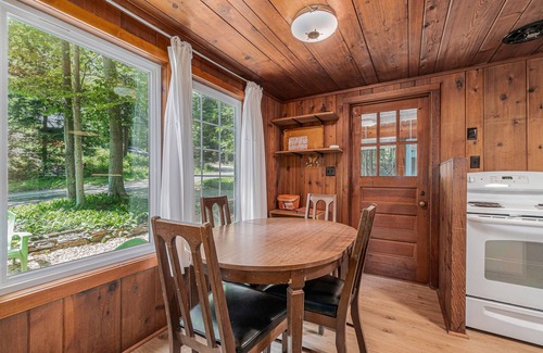 Lake Township Casa | Peaceful & shady cottage near beach with streaming, free WiFi, full kitchen