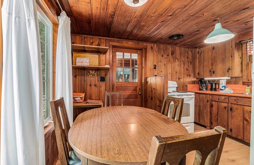 Lake Township Casa | Peaceful & shady cottage near beach with streaming, free WiFi, full kitchen