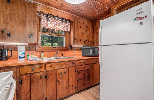 Lake Township Casa | Peaceful & shady cottage near beach with streaming, free WiFi, full kitchen