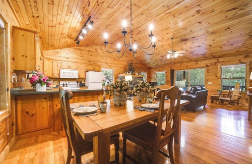 Waynesville Cabina | ¡NUEVO! Pintoresco Smoky Mtn Cabin w / Deck & Firepit!