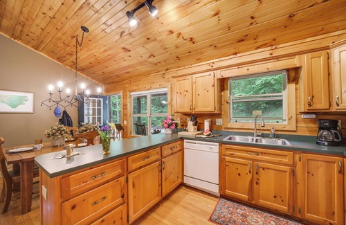 Waynesville Cabina | ¡NUEVO! Pintoresco Smoky Mtn Cabin w / Deck & Firepit!