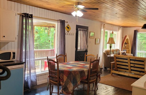 Whitney Casa | Peaceful sound's of nature!!right outside the east gate of Algonquin park .