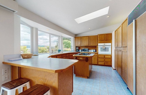 Belfair Casa | Peaceful Soundfront Getaway with Private Beach Access and Outdoor Living