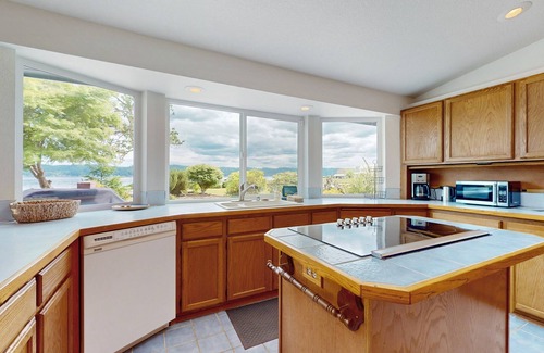 Belfair Casa | Peaceful Soundfront Getaway with Private Beach Access and Outdoor Living