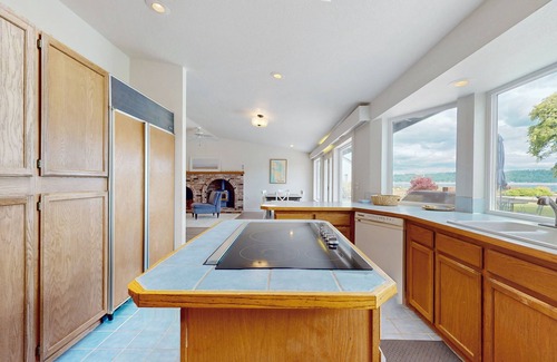 Belfair Casa | Peaceful Soundfront Getaway with Private Beach Access and Outdoor Living