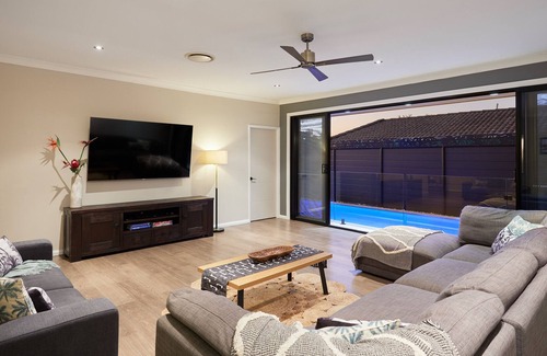 Gold Coast Casa | Peaceful & Spacious, 5 bedroom with POOL @ Burleigh Heads