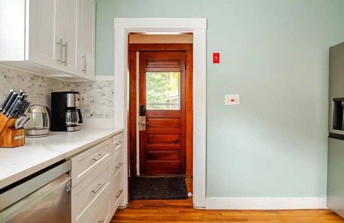 Commonwealth Condominio | Peaceful, Spacious 2BR Condo in Allston Boston, Close to Harvard/BC/BU + Parking