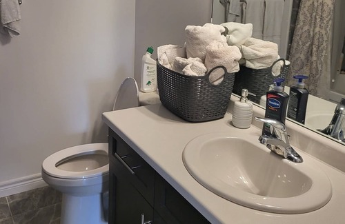 Beamsville Casa | Peaceful stay in a quiet, centrally located townhome in the heart of Lincoln.