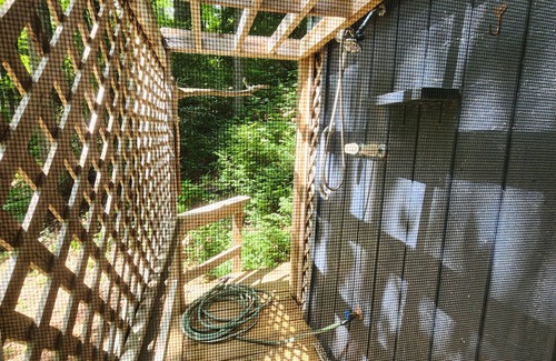 Lake Toxaway Cabina | Peaceful studio with WiFi in Lake Toxaway,North Carolina hot tub.