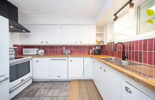 Woodfibre Casa | Peaceful/stylish 4 bdrm, 2 bath. Hot tub and massage chair, 35 min to Whistler.