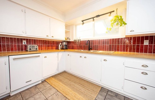 Woodfibre Casa | Peaceful/stylish 4 bdrm, 2 bath. Hot tub and massage chair, 35 min to Whistler.