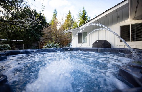 Woodfibre Casa | Peaceful/stylish 4 bdrm, 2 bath. Hot tub and massage chair, 35 min to Whistler.