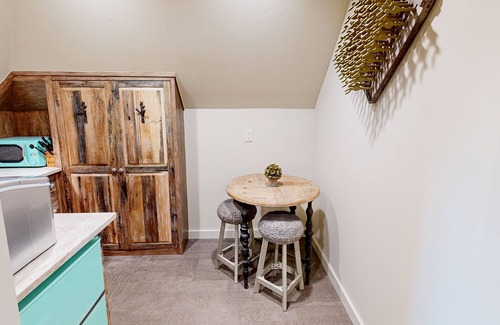 Fredericksburg Condominio | Peaceful & stylish getaway with patio & stunning views - near rivers & wineries