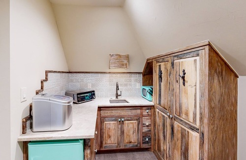 Fredericksburg Condominio | Peaceful & stylish getaway with patio & stunning views - near rivers & wineries