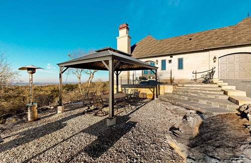 Fredericksburg Condominio | Peaceful & stylish getaway with patio & stunning views - near rivers & wineries