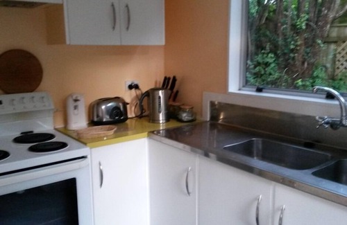 Johnsonville Apartamento | Tranquilo, soleado, amueblado - todo lo que necesita.