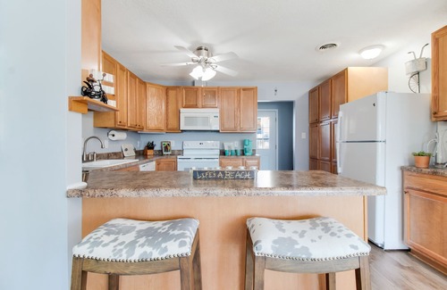 Southport Cabaña | Peaceful Sunshine Cottage walk to waterfront family friendly